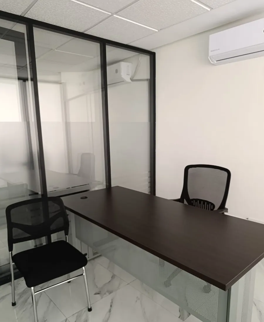 Bureau 2 : bureau individuel climatisé avec cloison vitrée, fauteuil et chaise visiteur