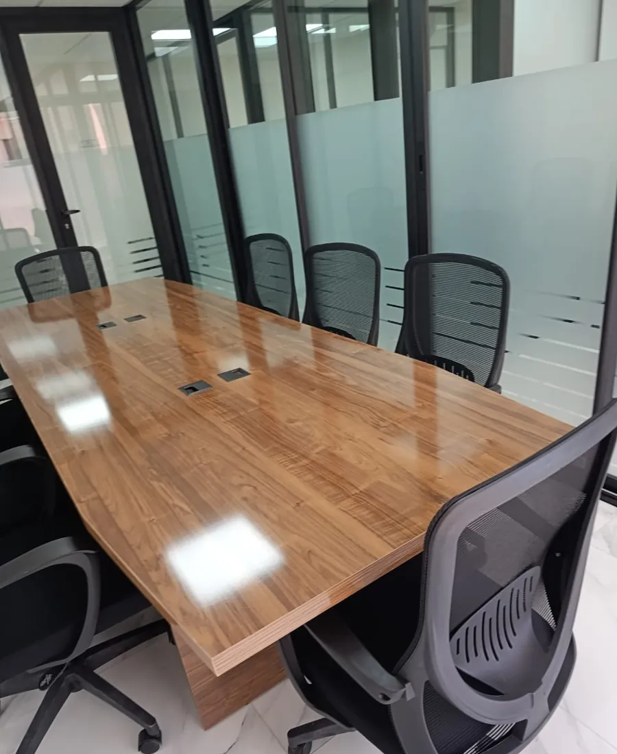 Table de réunion en bois avec prises intégrées